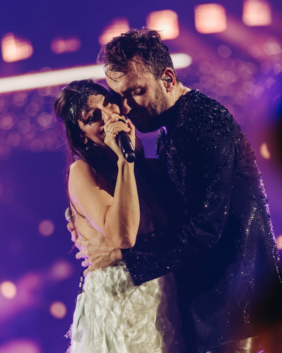 elisatoffoli's tweet photo. Grazie @CremoniniCesare , 
per la Poesia di Poetica e per aver avuto l’idea di unire le nostre canzoni Io e Anna e Anche Fragile, con loro si sono unite anche le nostre anime insieme a tutte quelle di chi era lì con noi, in una notte che porterò sempre con me! https://t.co/YSEA4Ug5Mu