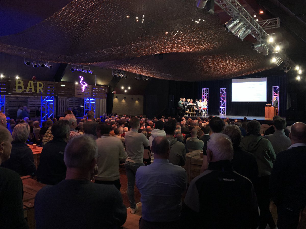 TimoSimmering's tweet image. Mooie opkomst voor de informatieavond over een mogelijke samenwerking tussen @AZSV_Aalten en AD69 in #Aalten. #voetbal