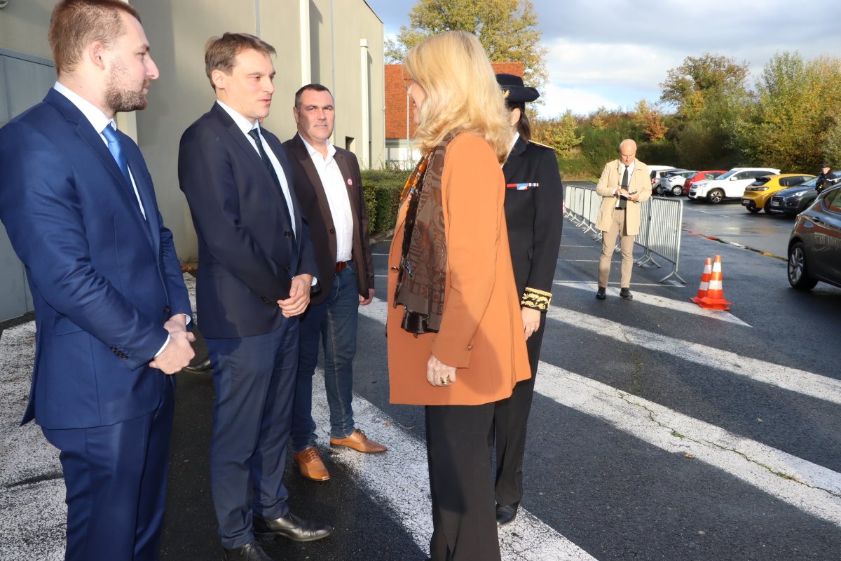 Prefet03's tweet photo. V. Hatsch, @Prefet03, et @perichon_louis, pdt #AMR03 ont accueilli ce jour @FaureDominique, Secrétaire d’État chargée de la #Ruralité, pour sa participation à l'AG de l'Association des Maires Ruraux de l'#Allier, qui s'est tenue à Bourbon-l'Archambault. https://t.co/8BGhZSeN4q
