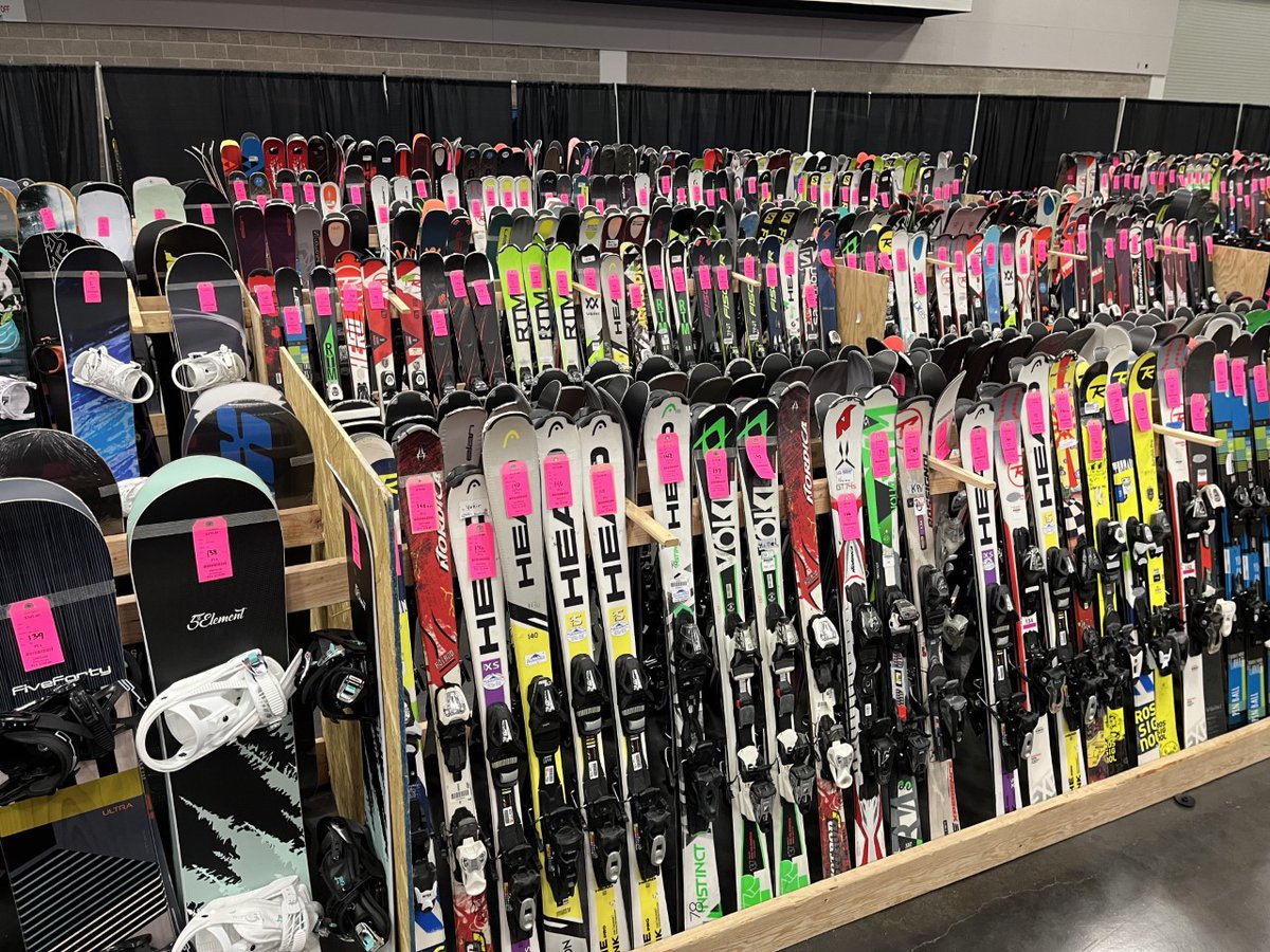 fox12oregon's tweet image. Who is excited to hit the slopes soon? Snowvana is happening this weekend at the Oregon Convention Center for all interested snow lovers! @JoeVFox12  got an early look at what's available at the show, watch today's #OnTheGoWithJoe: bit.ly/3OklqWz
