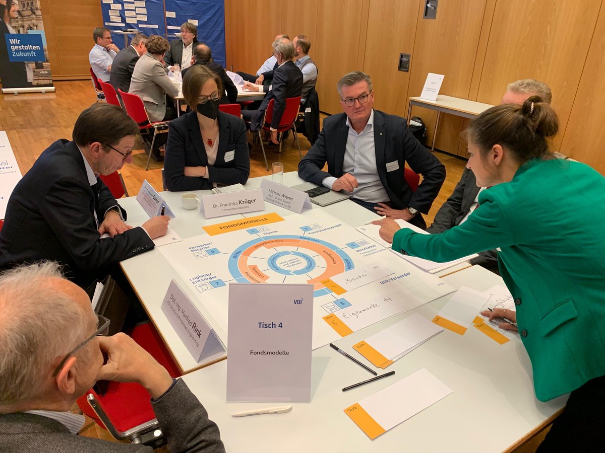Unser Policy Forum „Circular Economy für Kunststoffe“ mit 5 Ministerien und dem #VDIRoundTable hat mögliche politische Lenkungsinstrumente mit interaktiven Dialogformaten diskutiert. Herzlichen Dank für die Moderation von <a href="/AntjeGrobe/">Dr. Antje Grobe</a> und ihrem Team. So entfacht man Kreativität.