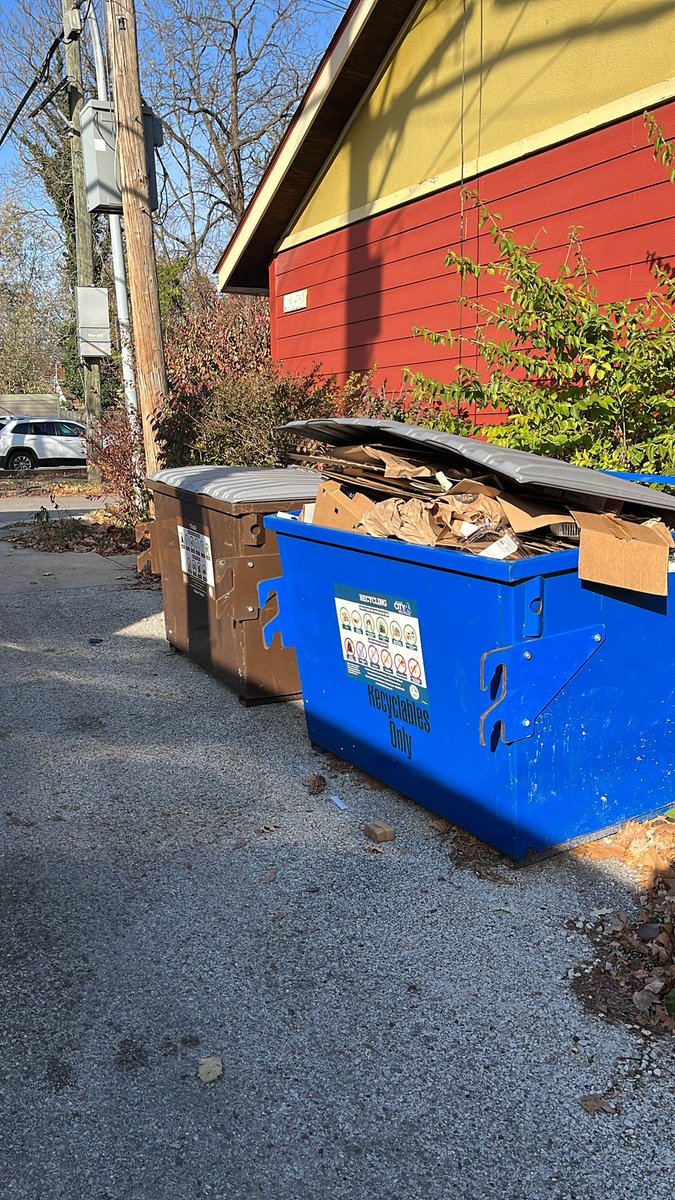 Jess_Kin9's tweet photo. @STLBPSPRES I’ve been trying to get recycling picked up in my alley all week. It’s a mess. My house is filled with recycling because I have nowhere to put it. I’ve called thrice, no one answers. I’ve filed an online complaint. Nothing is working. I’m going to explode. https://t.co/IuXXlA7Q55