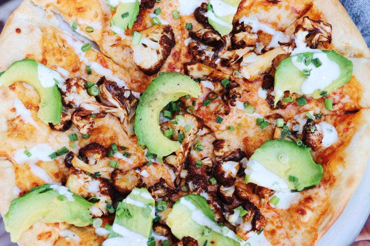 Good food, good mood🍕✅ #HeartofTheHill

🌶️ 🥑Buffalo cauliflower pizza with avocado, scallions, &amp; ranch drizzle