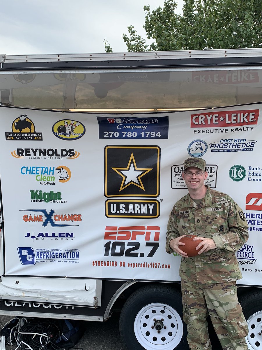 7MMsportsSOKY's tweet photo. Tune in at 5p. For #round3 #HSFBPlayoffs #USArmy1027Gamenight 3 teams still alive! @The_Sports_Web is joined by @ACSFBCoach @ACS_PatriotsAD and @cryeleike Broker Kirk Tinsley @BiggHamp ๐ค #BGPurples #WERaiders #LoganCo streaming ๐ https://t.co/nF7YIWRMLO https://t.co/Y5mWmN30Gw