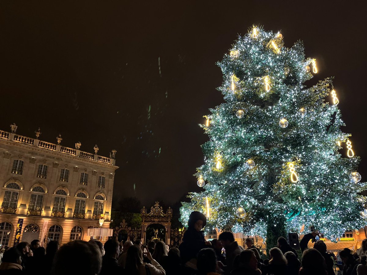 arnould_jb's tweet image. @enedis_lorraine participe aux fêtes de la Saint Nicolas @VilledeNancy en raccordant au réseau électrique les ornements lumineux et le Sapin place Stanislas !
Joyeuses fêtes de la Saint Nicolas à tous et toutes