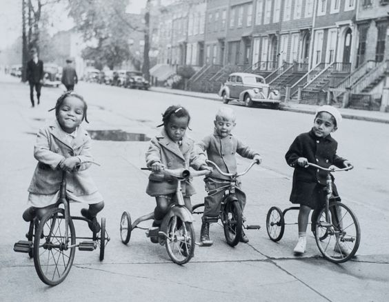 CoolBikeArt1's tweet photo. Tricycle Gang, Herkimer Street, Brooklyn, New York
1940s
📷Joe Schwartz

#urbanphotography 
#StreetPhotography https://t.co/eJNSTrfOvB
