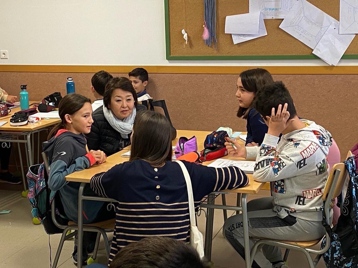 Representantes de Educación en Kazajistán visitan nuestros centros educativos y la práctica del enfoque #CLIL Gracias @IESCLARACR y @CEIPForoRomano por la acogida. Creando redes @dgalextranjeras @dgafprofesorado