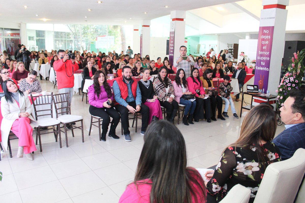 drahuizar's tweet image. “Tenemos que tener mujeres preparadas, porque es el tiempo de las mujeres, ustedes son el PRI“.

Estamos #empoderando a las mujeres revolucionarias, hoy @ONMPRIDurango capacita a las mujeres para administración pública de nuestro estado.
#JuntasPorDurango
#DurangoNuestraCasa