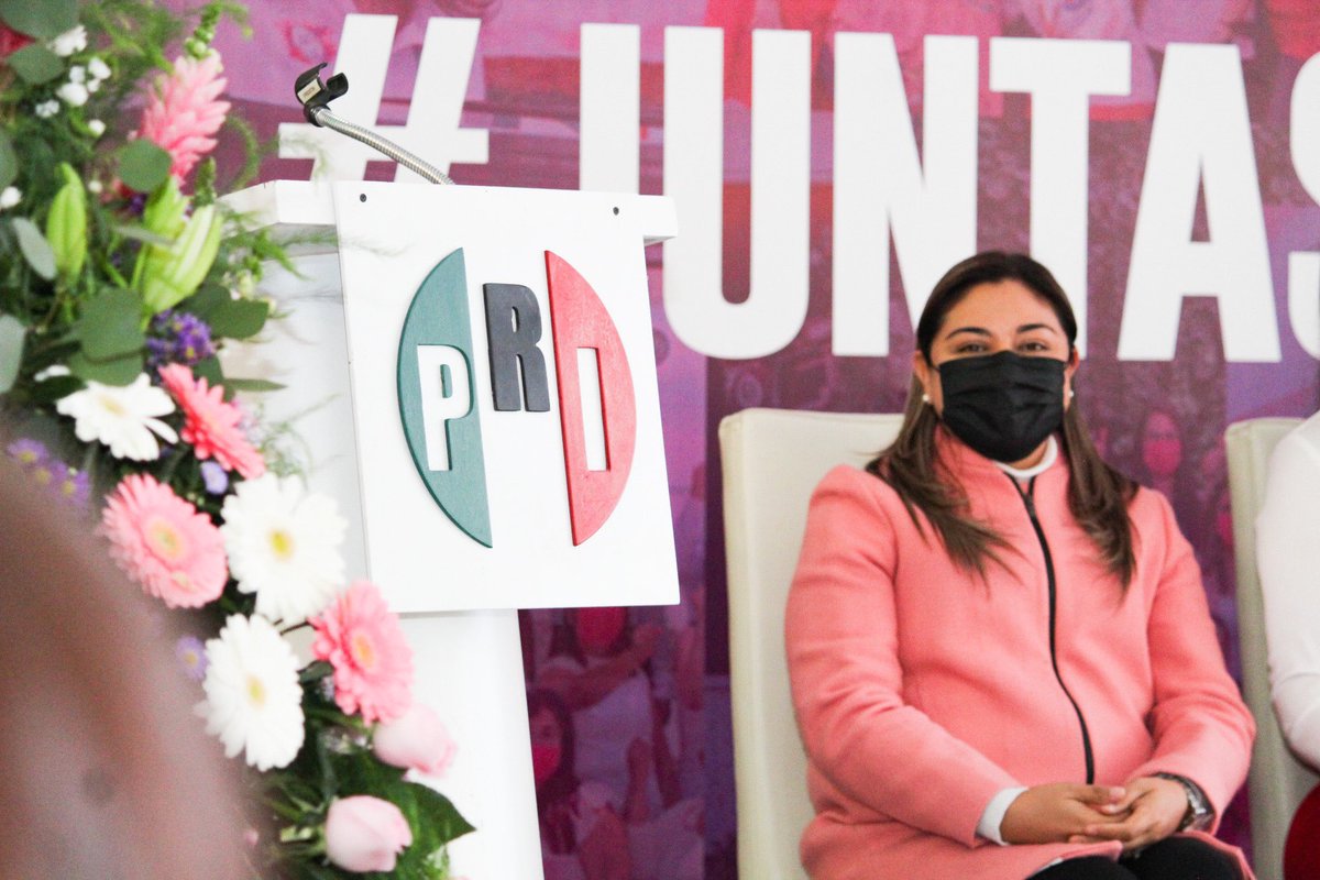 drahuizar's tweet image. “Tenemos que tener mujeres preparadas, porque es el tiempo de las mujeres, ustedes son el PRI“.

Estamos #empoderando a las mujeres revolucionarias, hoy @ONMPRIDurango capacita a las mujeres para administración pública de nuestro estado.
#JuntasPorDurango
#DurangoNuestraCasa