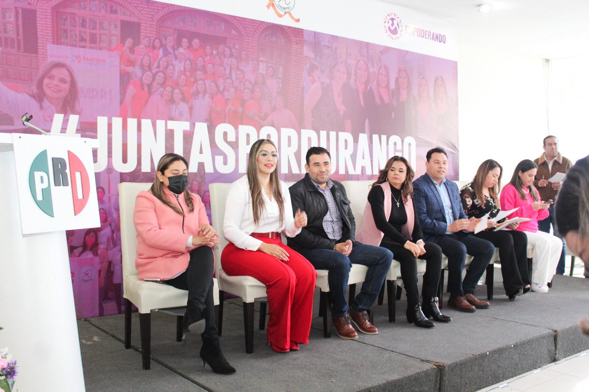 drahuizar's tweet image. “Tenemos que tener mujeres preparadas, porque es el tiempo de las mujeres, ustedes son el PRI“.

Estamos #empoderando a las mujeres revolucionarias, hoy @ONMPRIDurango capacita a las mujeres para administración pública de nuestro estado.
#JuntasPorDurango
#DurangoNuestraCasa