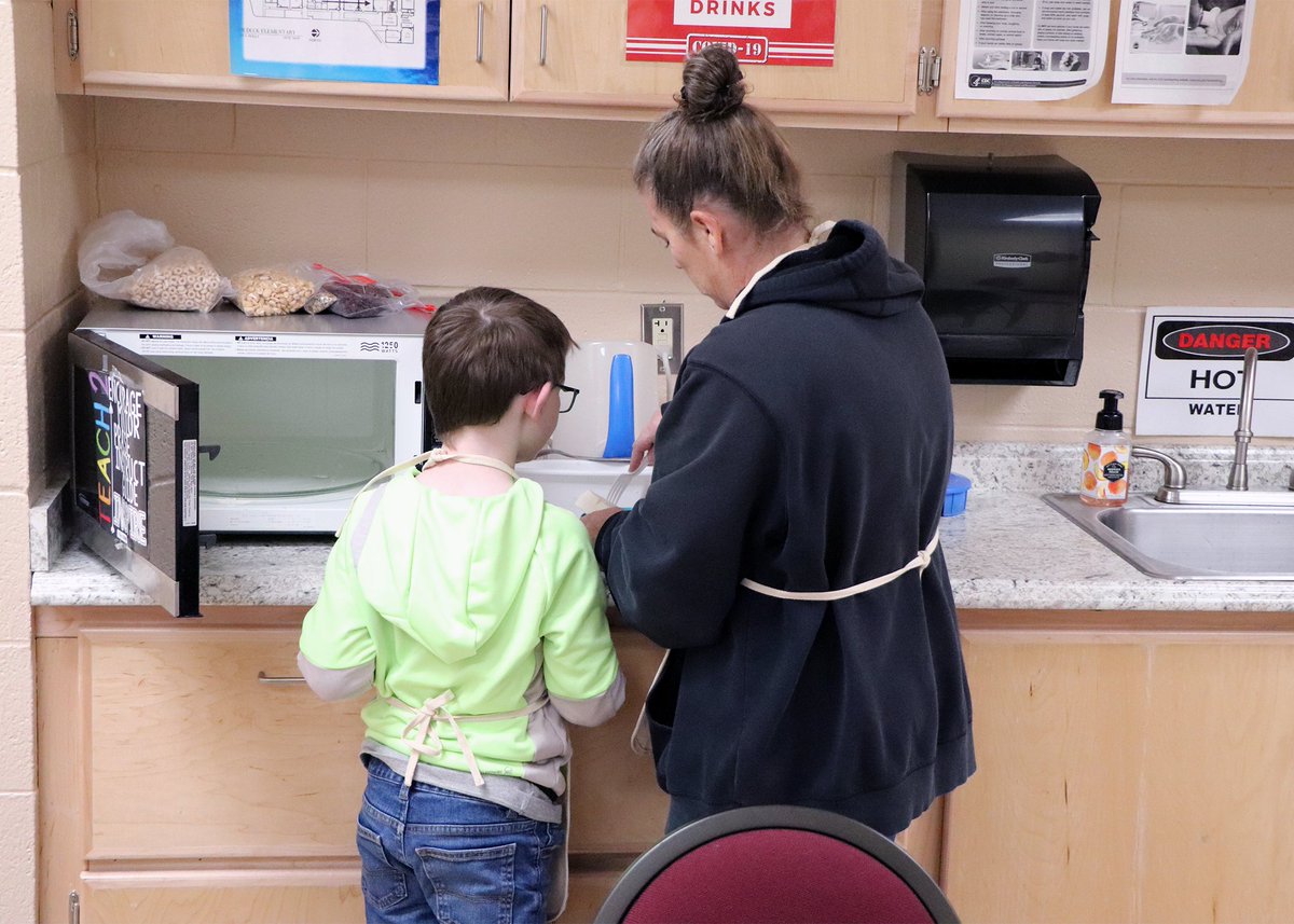 YukonDistrict's tweet photo. On Fridays at Shedeck Elementary, Mrs. Thompson's Rise Class has a local celebrity guest stop by for their cooking hour! Executive Director of Secondary Education Diana Lebsack was this week's guest! The class had a blast making delicious oreo soccer pops! https://t.co/mdW0Bolfb6