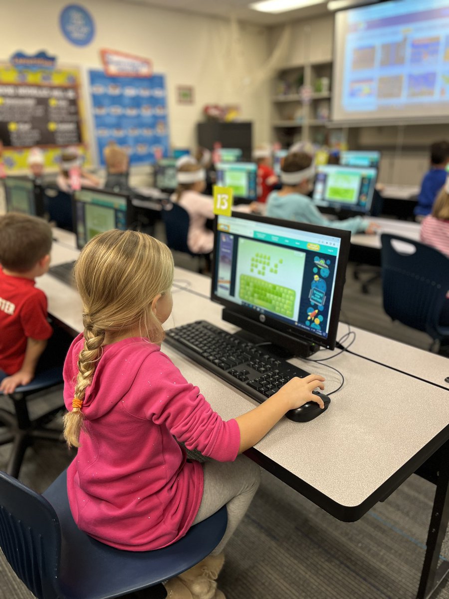ComputersMp's tweet photo. Building keyboards one key at a time! Great job Kindergarten! @ClaOlathe @MPTimberwolves #MPconfident https://t.co/BEF8sqY4rF