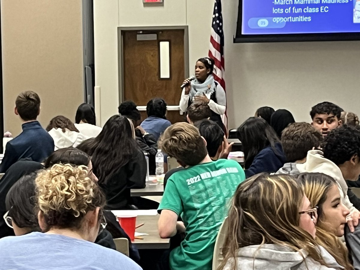 MikeLawtonCJH's tweet photo. @_JadeWiseman dropped some knowledge today at the IB Sophomore Orientation. 🔔IB #beIB @RandyBelcherBHS @IB_LDBell https://t.co/fgpo4iIRPA