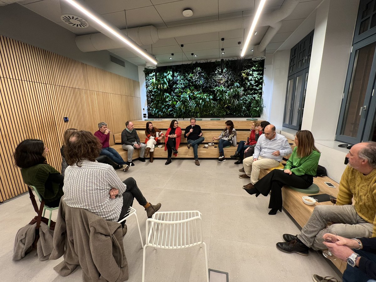 ✌🏻 Comienza el “beers &amp; politics “
Con <a href="/tinamonge/">cristina monge 🇪🇺</a> y Juan Luis Cano.

<a href="/BBK_Kuna/">BBK Kuna</a> <a href="/bilbao_udala/">Bilbao [Udala - Ayuntamiento]</a> 

#greendigitalconference #bilbao