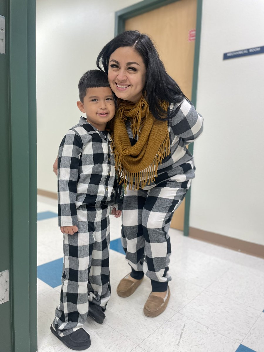Lilianivonne27's tweet photo. Guerra LIFE pictures of the week. Each individuals’ passion and dedication invested on consistently  working on a culture that embodies our vision. Today I am grateful for our students and family at work. 🫶🏼🦅💚 @PSJAGuerraElem https://t.co/5GGyfJ96sg
