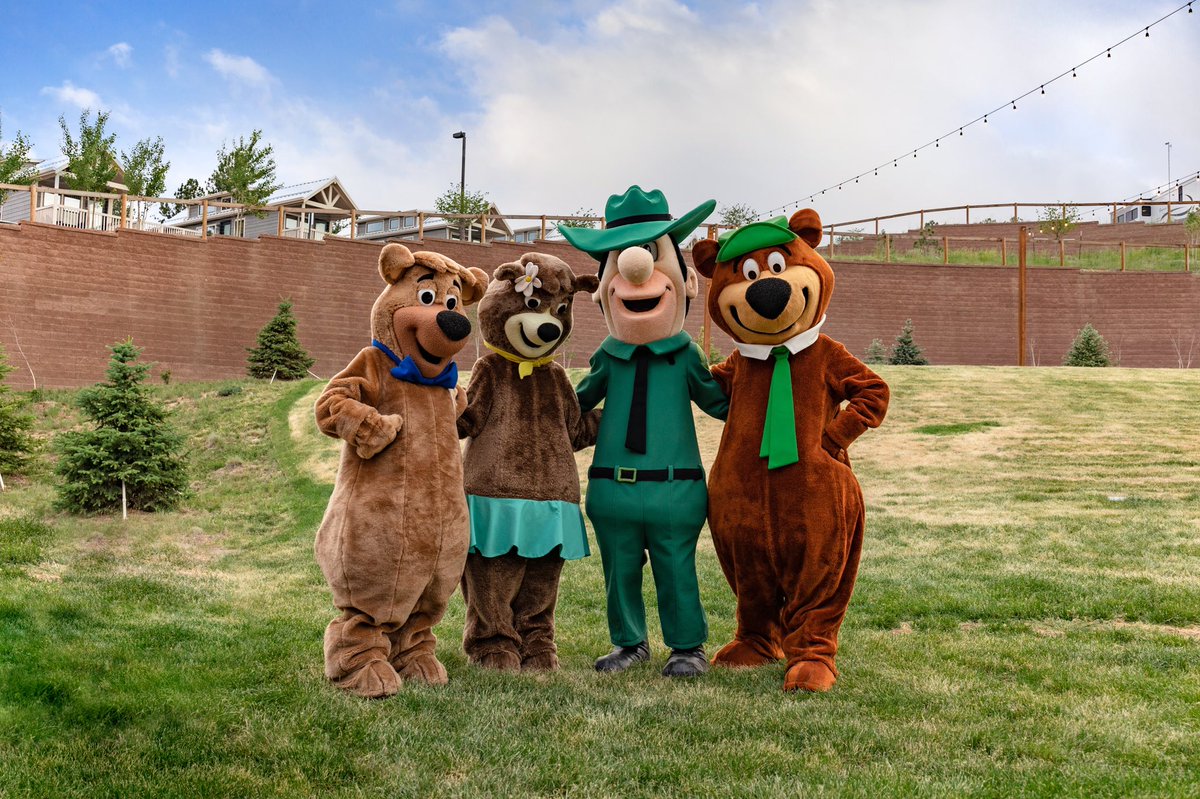 Four beary good friends 🐻💚 #JellystonePark