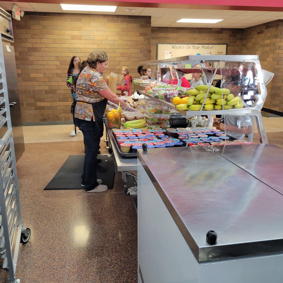 SDCS_Cafe's tweet photo. Thankful that we were able serve our students and staff a Thanksgiving Meal this week! https://t.co/U8komWD1YF