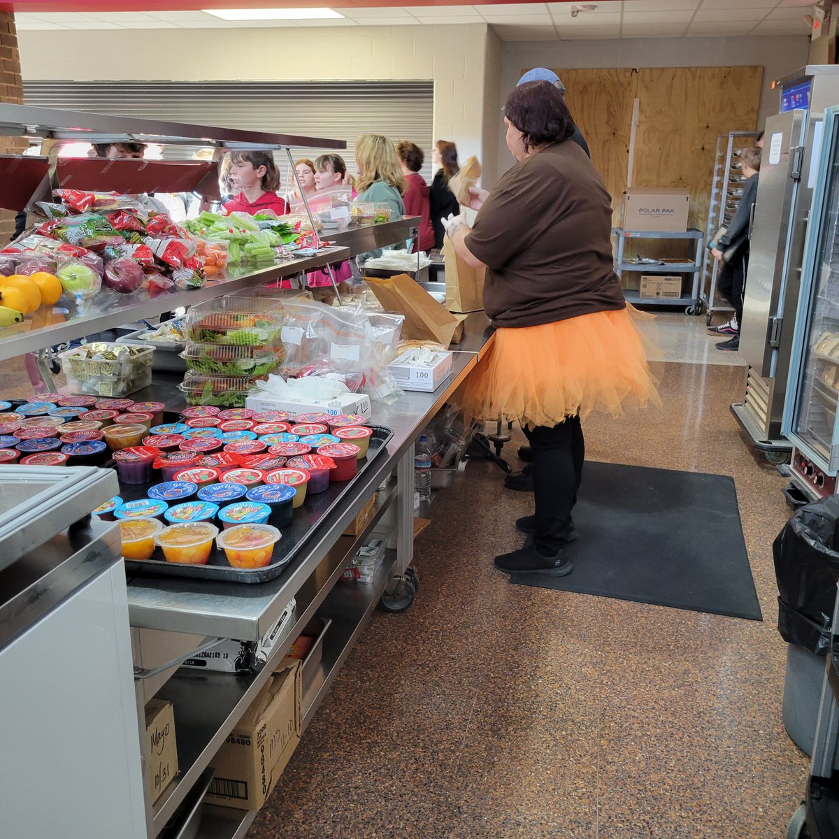 SDCS_Cafe's tweet photo. Thankful that we were able serve our students and staff a Thanksgiving Meal this week! https://t.co/U8komWD1YF
