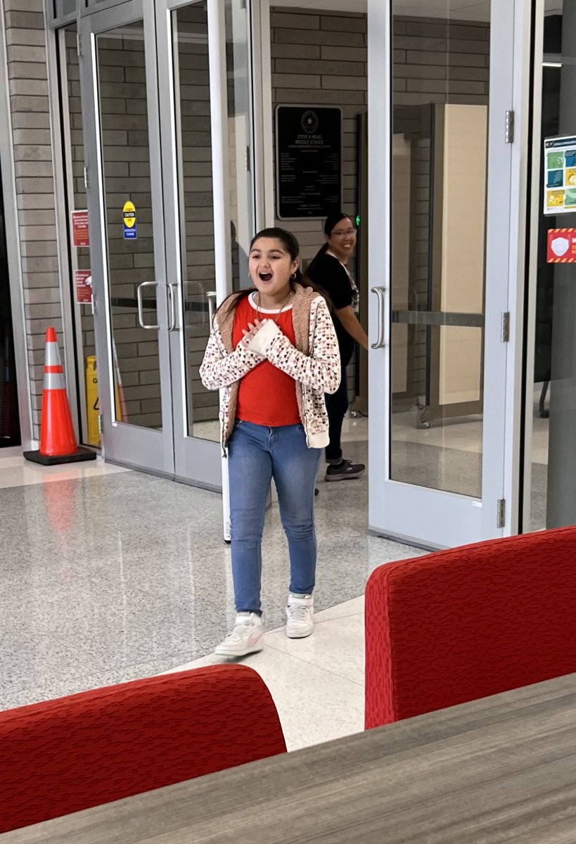 HMS_Couns's tweet photo. Once a @HambrickMS_AISD Hawk, always a Hawk! @vecedottie hosted her AMAZING Annual Thanksgiving Essay Contest “If I could, I would…” today. This participant transferred to another school, but we HAD to get her prizes to her! This is WHY ❤️ Congrats baby girl! https://t.co/4HwutVOh9W