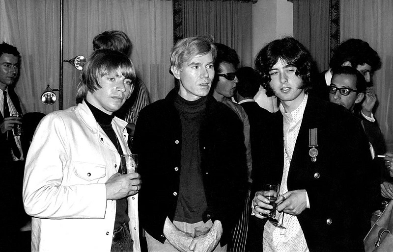 On this day in 1966, I played the Michigan State Fair with The Yardbirds. This gave me an opportunity to meet Andy Warhol again, who had come to the fair to present the Velvet Underground. 📸 © Michael Ochs Archives / Getty Images instagram.com/jimmypage?utm_…