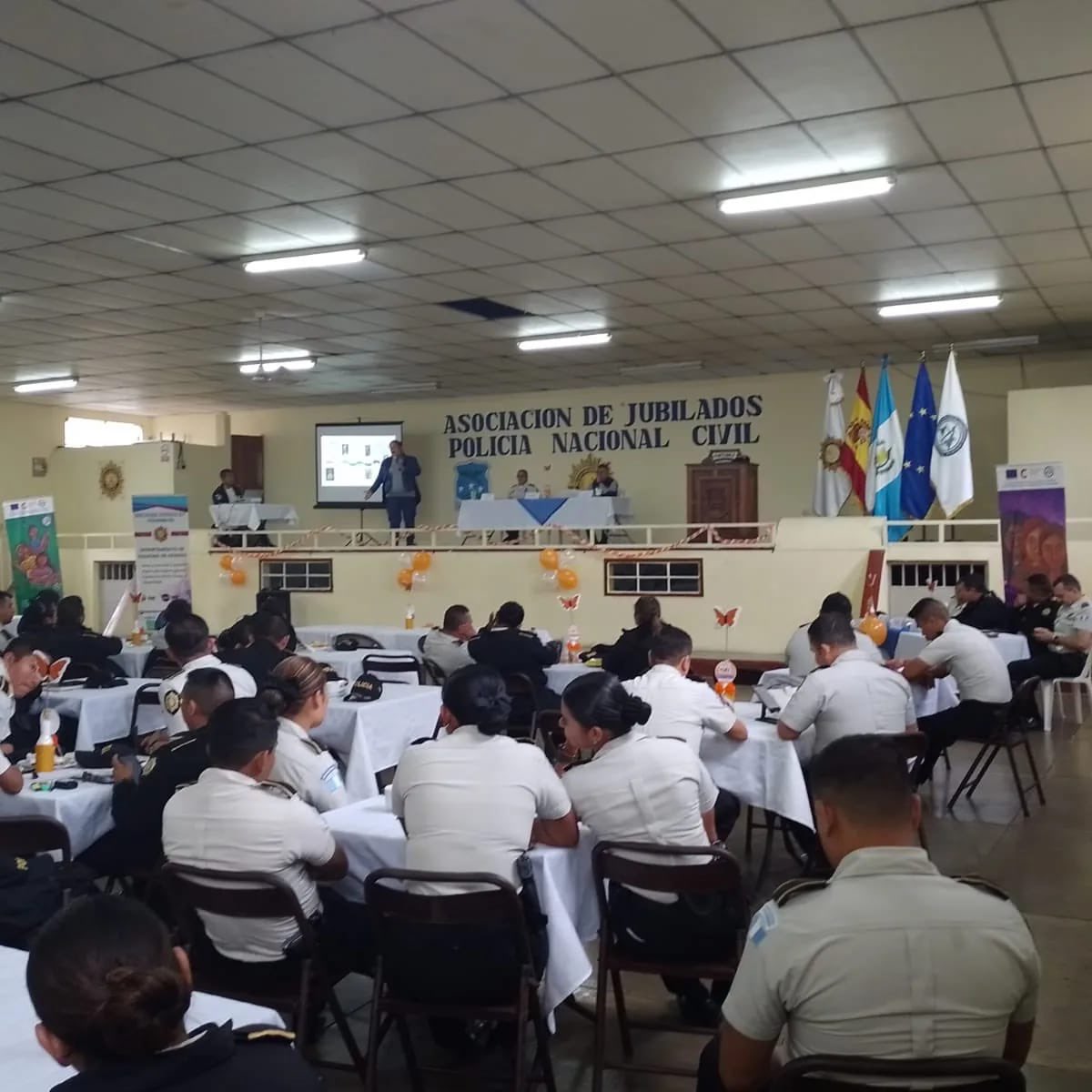 GuatemalaPrevi's tweet photo. La @SEIJUST_GT/#PREVI llevó a cabo un #EncuentroNacional #25N 🔶para fortalecer los conocimientos, las actitudes y las relaciones interpersonales entre el personal de la @PNCdeGuatemala, en torno a la prevención de la violencia 🚫🙅🏽‍♀️.
#Únete #LibresNosQueremos 

 🤝#EU y #CoopEsp https://t.co/pIJIOUoSsA