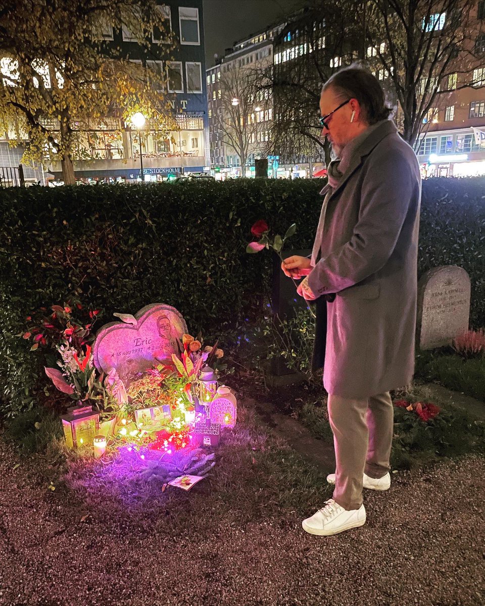 Capellonu's tweet photo. 18/11 -97. Idag skulle Eric (Torell) fyllt 25 år. Jag och Katti (Erics mamma) hedrade honom med varsin ros. Därefter minnesstund på Urban Deli. Underbara Mayra (se foto), servitris, bjöd på dessert till Erics minne. Dessutom fantastisk fin service hela kvällen. Underbar kväll https://t.co/anbAh9xTu7