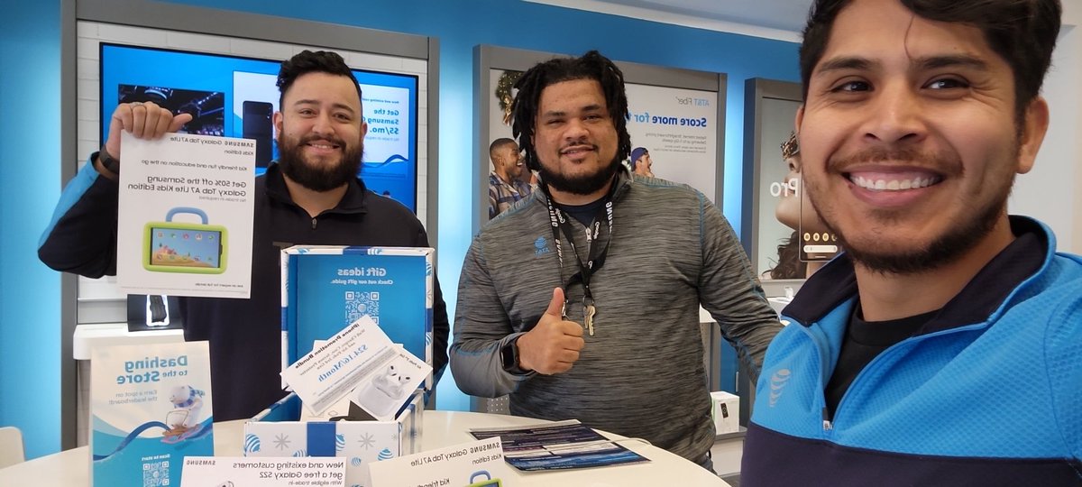 #GrandPrairieRetail is ready to pitch  our new holiday promotions! 🥶 <a href="/AngelJNTX/">Angel Jaramillo</a> <a href="/NTX_Allen/">Allen Bocanegra</a> @NTX_JoseP #AttLife