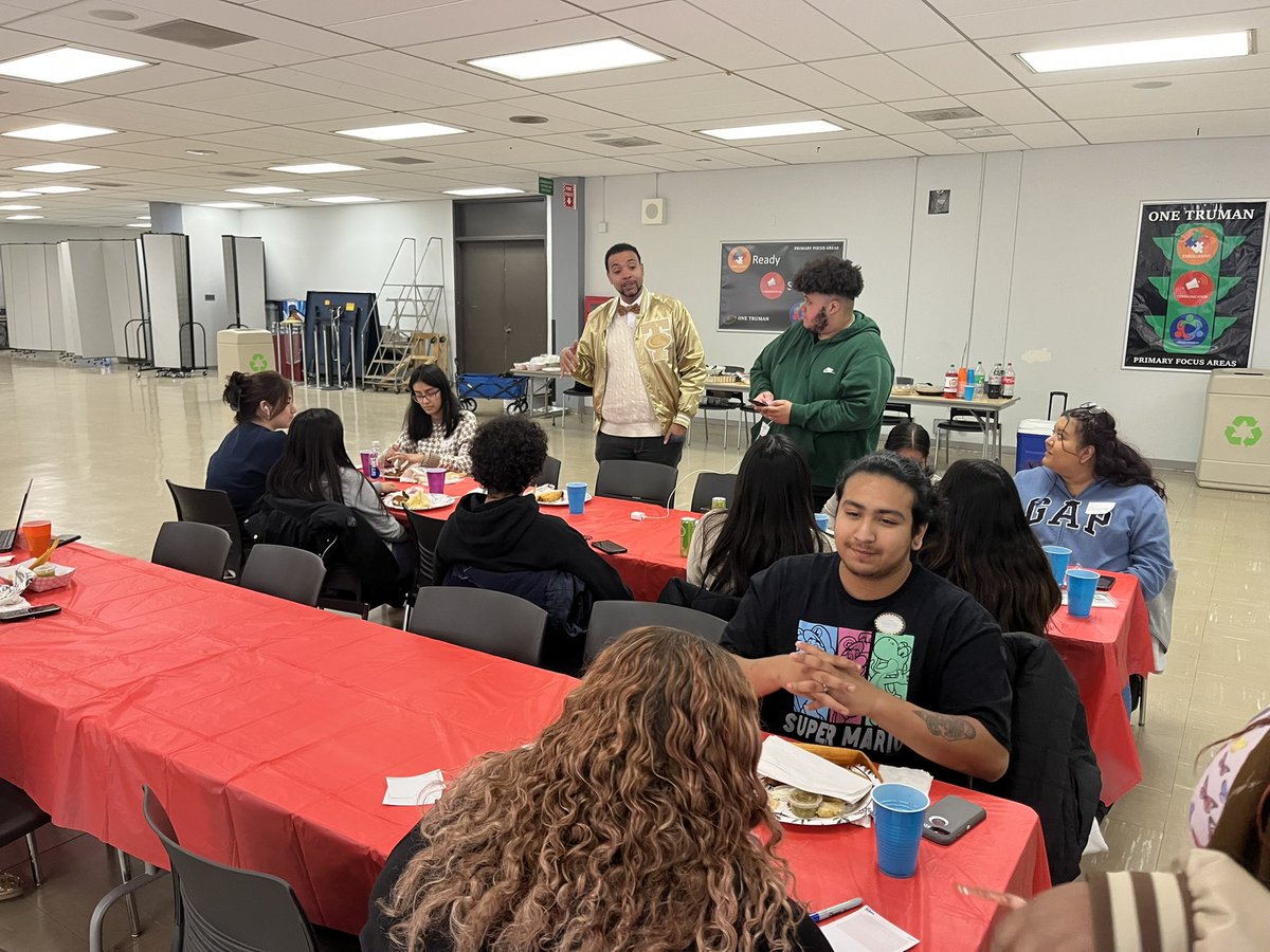 Shawn Jackson Ph.D (@trpresdrj) on Twitter photo Thankful to spend time with future educators. #SEEDgiving #futureeducators <a href="/SeedScholarTRU/">S.E.E.D. Scholar</a> <a href="/TrumanCollege/">Harry S Truman College</a> Thankful to spend time with future educators. #SEEDgiving #futureeducators <a href="/SeedScholarTRU/">S.E.E.D. Scholar</a> <a href="/TrumanCollege/">Harry S Truman College</a>