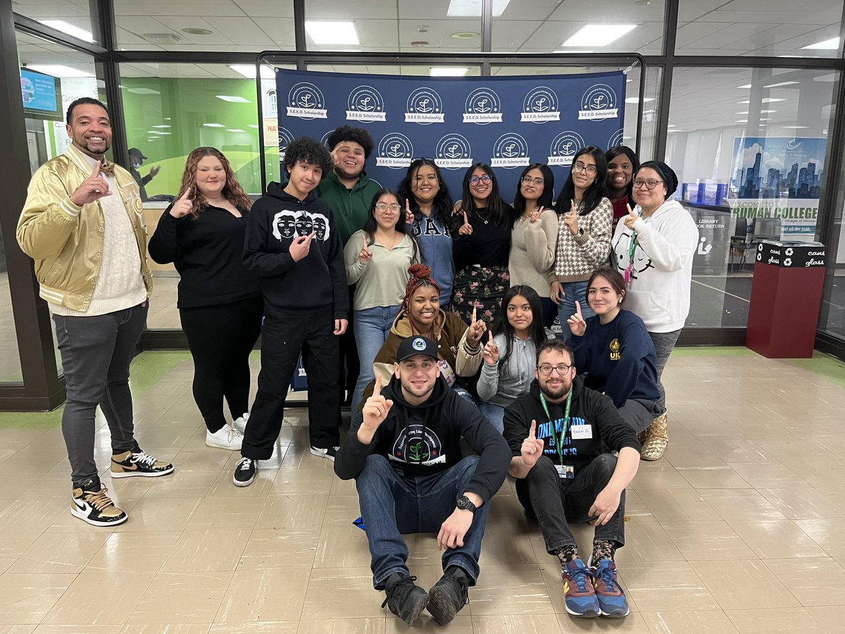 trpresdrj's tweet photo. Thankful to spend time with future educators. #SEEDgiving #futureeducators @SeedScholarTRU @TrumanCollege https://t.co/lX0WivQTww