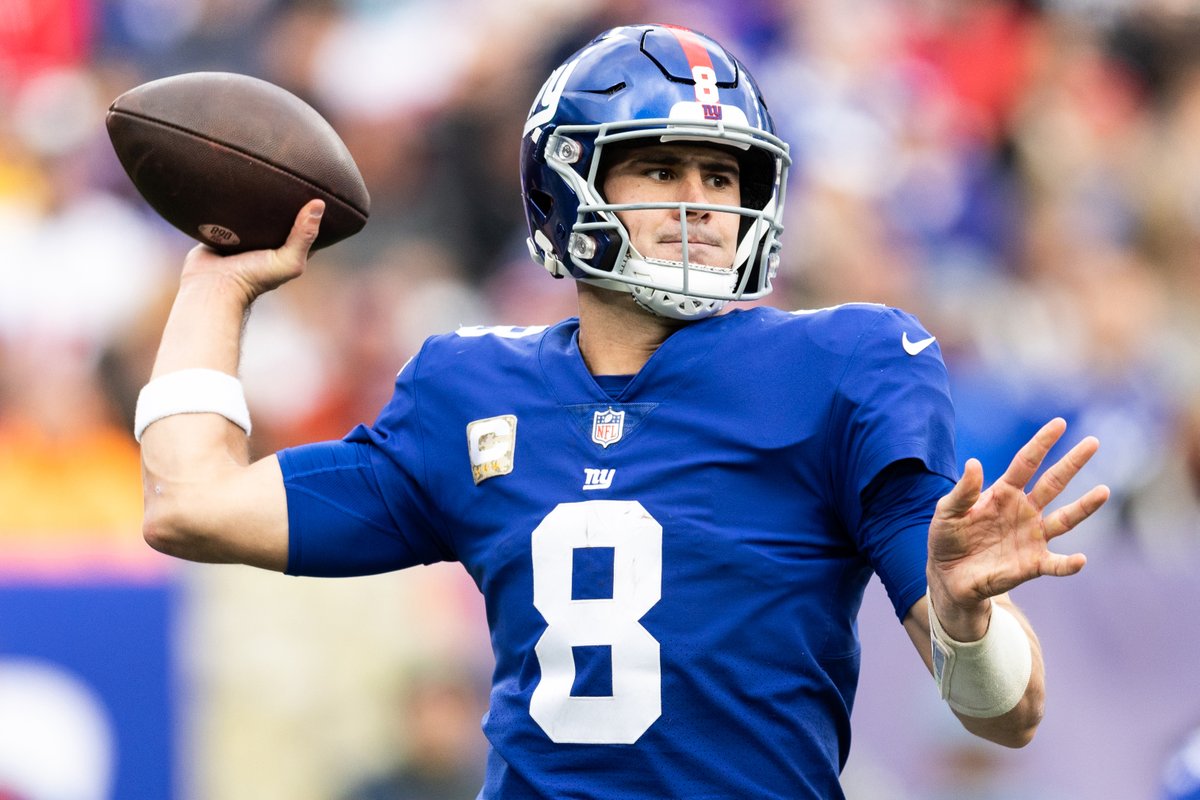 Longest active streak of passes attempted without an interception

Daniel Jones (145)