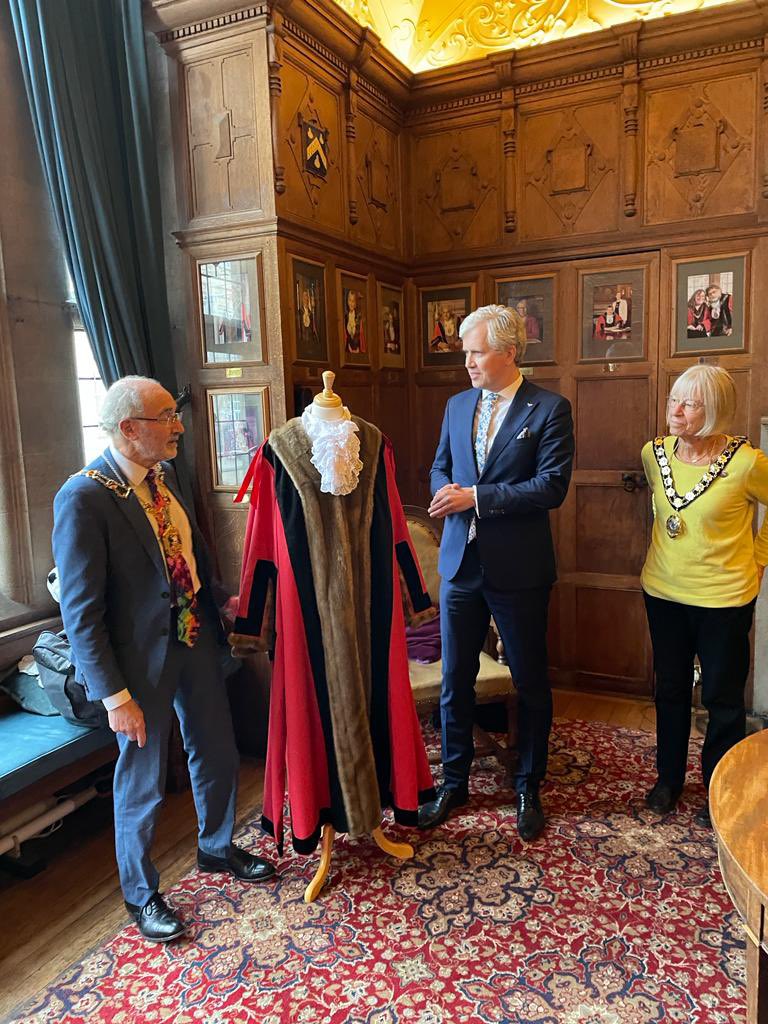 ViljarLubi's tweet photo. Went to see the Lord Mayor James Fry today to inform him about the 🇪🇪 #popupembassy in #Oxford this week. Thankfully he approved our presence in his town. Next thing tonight is the grand opening of the Arvo Pärt festival. https://t.co/2YWZ4GWsFC