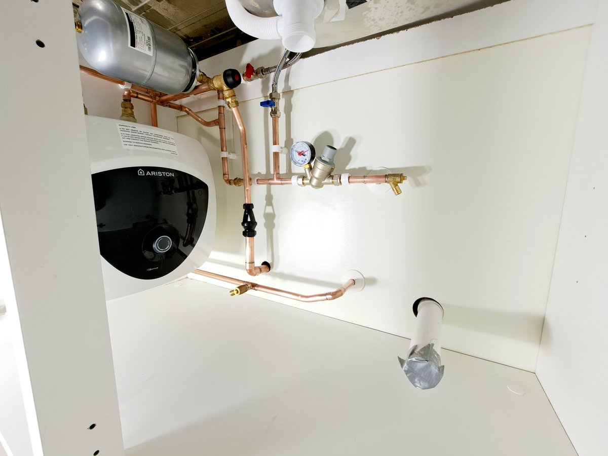 OliEvans4's tweet photo. Finally got round to fitting this little water heater for @DeanReds70 
Trying to give the customer as much cupboard space as possible 
🟡https://t.co/ytKNtb4R5a 🟡
@AristonUK https://t.co/g4i3hj2eJu