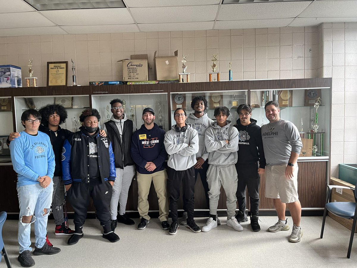 CoachG_LIC's tweet photo. Thank you @CoachCirino21 from WestConn for meeting with some Bulldogs today at LIC!

@PatrickCalixt28 @tyChapple47 @saiquan_morris @UlicesCoyotl_11 @RonnieBiglow @RijkaardC27 @ZenFuiaxis https://t.co/dweixAQUe5