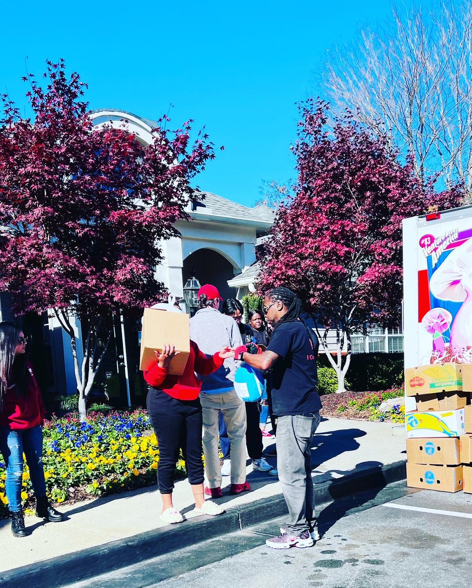 ICareAtlanta's tweet image. Our yearly turkey giveaway with the Dunwoody Police Department. This year we were able to give away “50” turkeys this year.