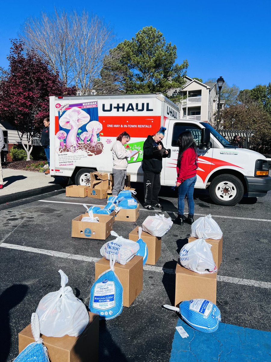 ICareAtlanta's tweet image. Our yearly turkey giveaway with the Dunwoody Police Department. This year we were able to give away “50” turkeys this year.