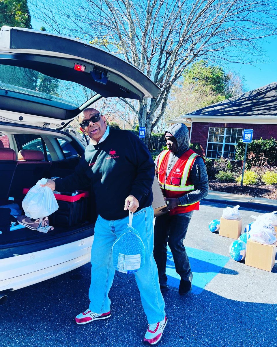 ICareAtlanta's tweet image. Our yearly turkey giveaway with the Dunwoody Police Department. This year we were able to give away “50” turkeys this year.
