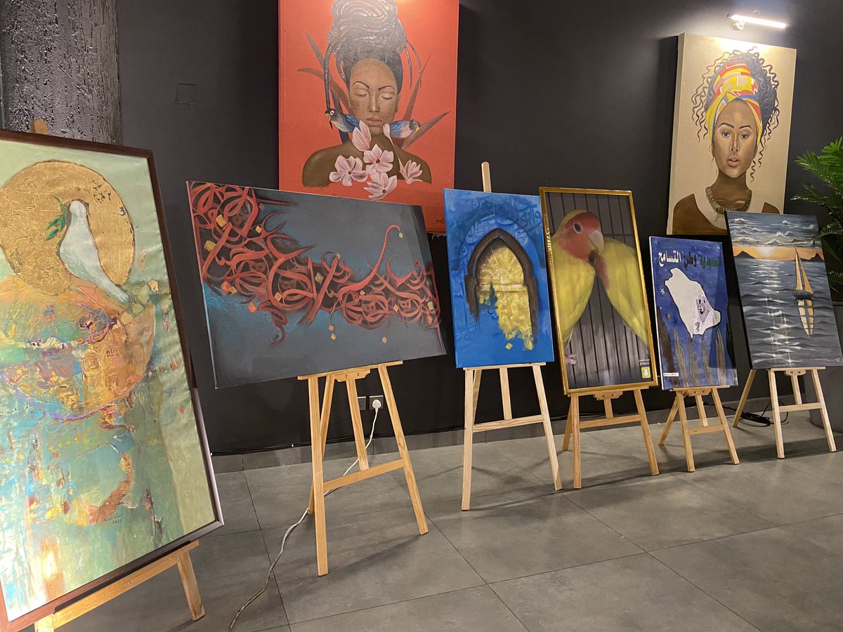 JsftYnb's tweet image. #معرض ( بالتسامح ترتقي الأمم ) للفن التشكيلي و المقام بمناسبة #اليوم_العالمي_للتسامح من تنظيم مركز الملك عبد العزيز للحوار الوطني بينبع و بالتعاون مع #جسفت_ينبع ينهي آخر أيامه بنجاح و حضور متميِّز