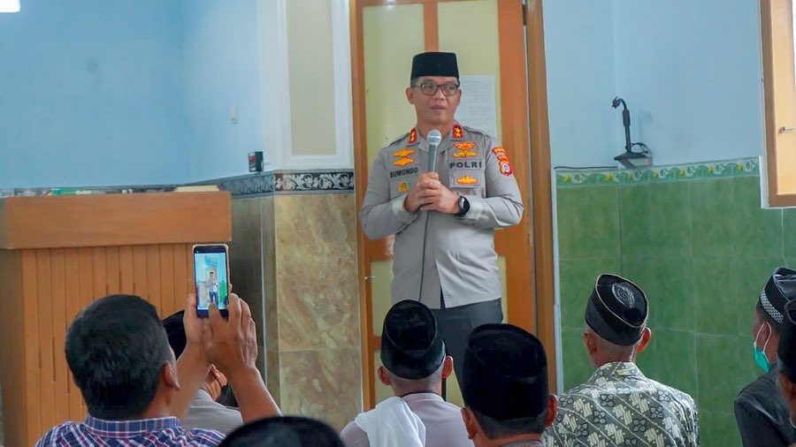 kapoldaDIY's tweet photo. Siang tadi, puji syukur Alhamdulillah, saya berkesempatan untuk melanjutkan Silaturahmi di Masjid An-Nuur, Bimomartani, Ngemplak.  

Mari kita saling mengasihi, menjaga dan menebarkan cinta di sekitar kita. 

#PolriPresisi #TransformasiPolriPresisi https://t.co/XKh5WSFv50
