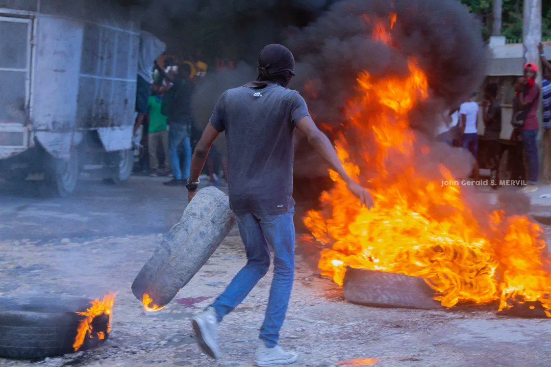 StanleyMervil12's tweet photo. Quelques images de la journée de mobilisation anti-gouvernementale dans la capitale d’Haïti, ce vendredi 18 novembre 2022, dénonçant la cherté de la vie et l'ingérence de la communauté Internationale.
#JohnGeraldStanleyMervil #Haïtimanifestation https://t.co/yZaljxKpi2