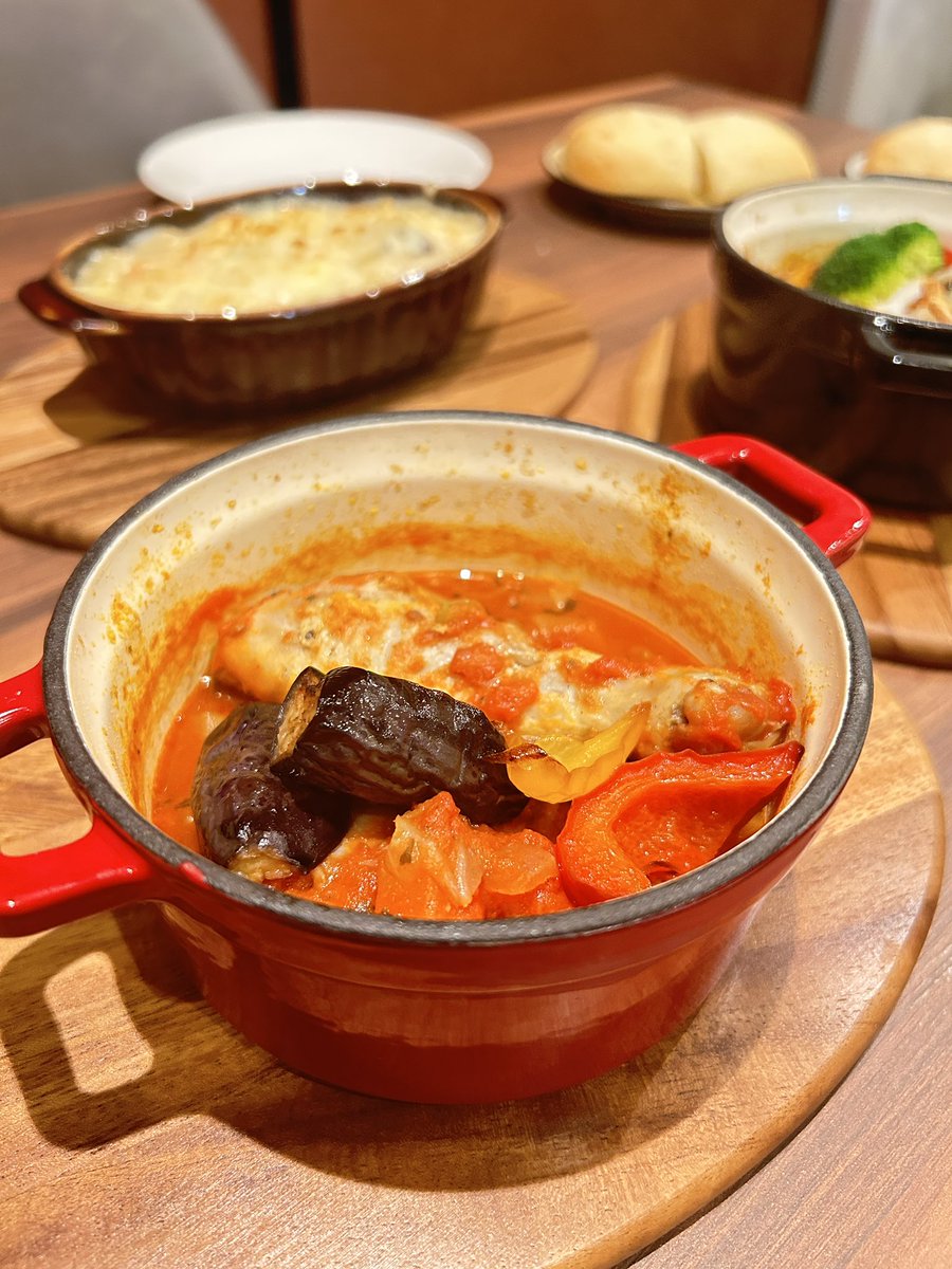 sweetsoclock's tweet photo. チキンのトマト煮ココット🍽
フルーツサラダ���スープ、パンがセットになっています。
温かくてヘルシーなランチ😊

#スイーツオクロック
#ココット　#ランチ
#相模大野カフェ　#相模大野ケーキ https://t.co/AYgdkOLCnc