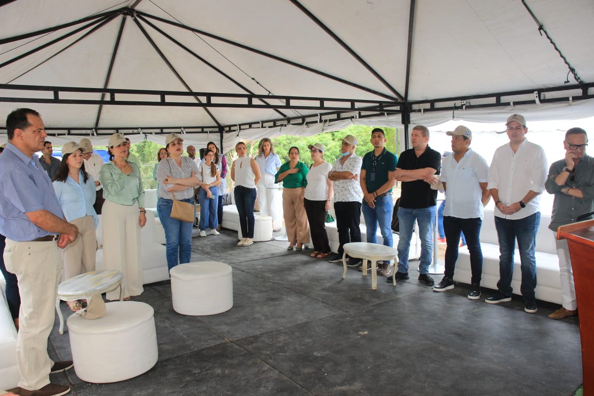 MalamboAlcaldia's tweet photo. En el lanzamiento del megaproyecto inmobiliario colombo-español Sexta Entrada que integrará 5 conjuntos con 990 apartamentos VIS y VIP, alcalde @RumeniggeMA destacó confianza del sector constructor en esta zona de gran proyección para #Malambo, punto neurálgico hacia terminales https://t.co/JCF02iLHlY