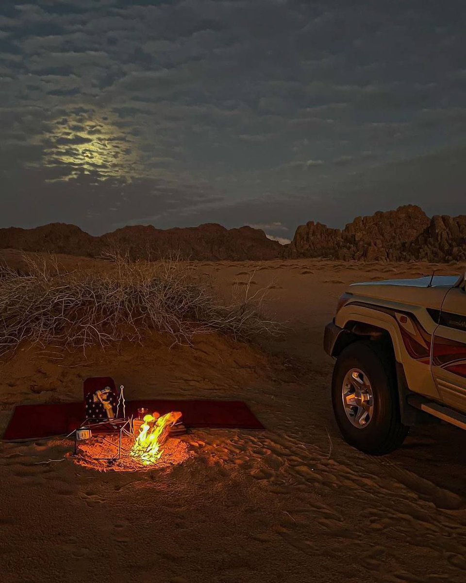 في حياة الناس ماعندي فضول
    الخلايق يستر الله حالها
ادري ان الناس عاقل ومهبول
 وافصل العقّال عن جهّالها 
يرجح الميزان في حجم العقول
     ماهو بهندامها وأموالها 
والطيور تطير و تحوم و تجول 
"ولا توقع غير فوق اشكالها "