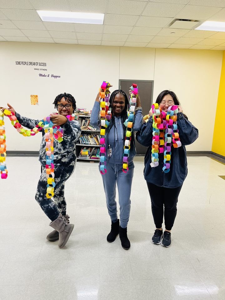 andreacdavis's tweet photo. I work with amazing women, and I am so proud and thankful that I get expand the biological knowledge of students with my fabulous teammates. #garlandofgratitude #SEL #greatestteamonearth @northside_hs https://t.co/ihX2ye51QB
