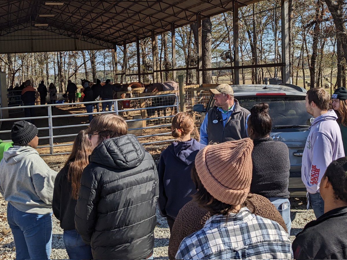 armbrester204's tweet photo. Thank you @FarmLinksAgr for hosting our group of @MunfordHigh seniors for a beautiful day learning about job pathways in hospitality, food service, animal care, and facilities maintenance. Students and adults alike were inspired by your passion and enthusiasm! #ForewardEver https://t.co/hmprKdEj3C