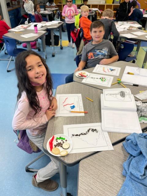 megfara's tweet photo. Mrs. Frye's class is having a great time learning about map skills of N &amp; S America! Maybe the Ss were extra excited because it was all edible! Check out the oreo cookie Andes Mts.! @kscary05 @SPSHistory_buzz @HillpointHusky @CatherinePicho3 https://t.co/P7osDdbdpv