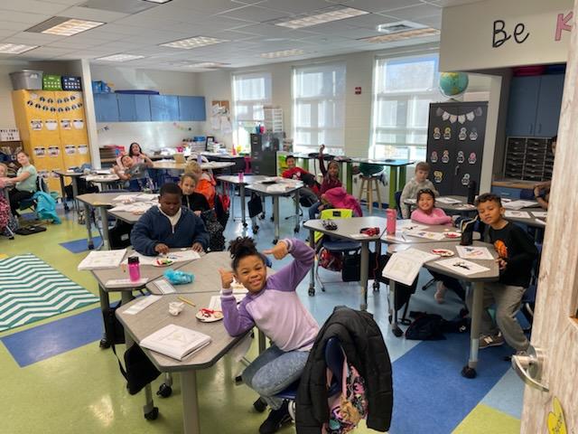 megfara's tweet photo. Mrs. Frye's class is having a great time learning about map skills of N &amp; S America! Maybe the Ss were extra excited because it was all edible! Check out the oreo cookie Andes Mts.! @kscary05 @SPSHistory_buzz @HillpointHusky @CatherinePicho3 https://t.co/P7osDdbdpv