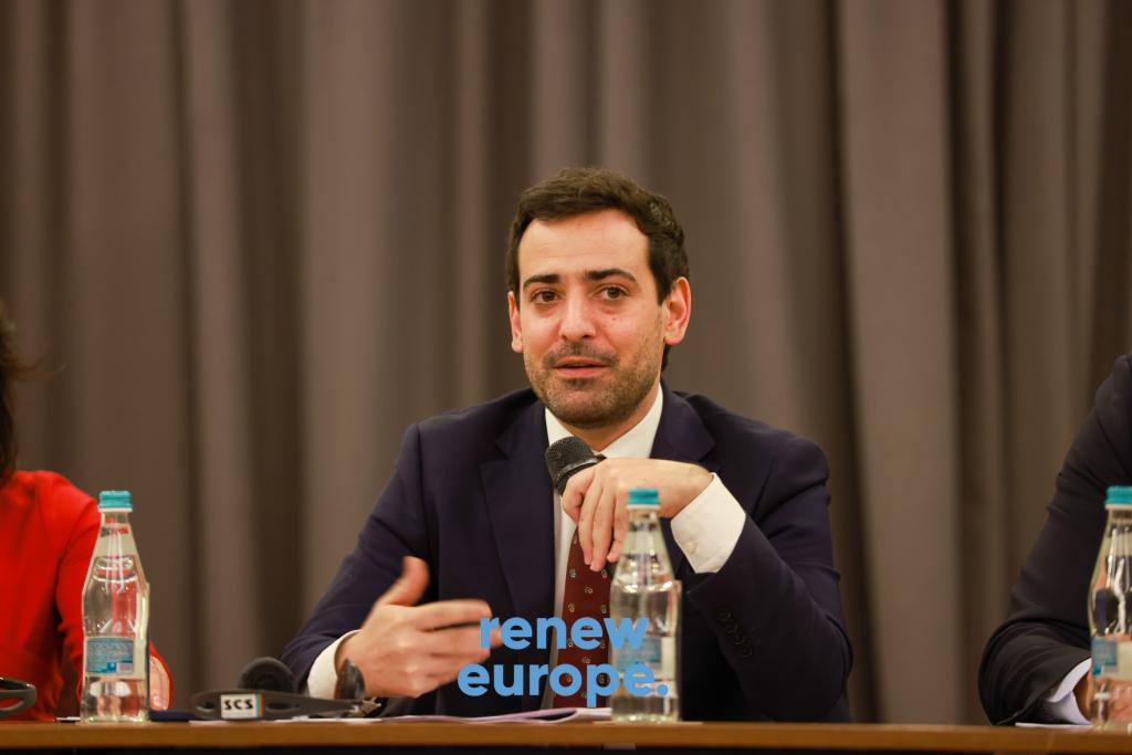 PartidulReper's tweet photo. Un grand merci @steph_sejourne pour ta visite à Bucarest. Nous sommes très heureux de toujours pouvoir compter sur @RenewEurope afin d'atteindre un objectif que nous partageons: une Europe forte, unie &amp; qui prend soin aussi bien de ses citoyens que de ses voisins 🇺🇦🇲🇩 https://t.co/NGlAPNf4rX