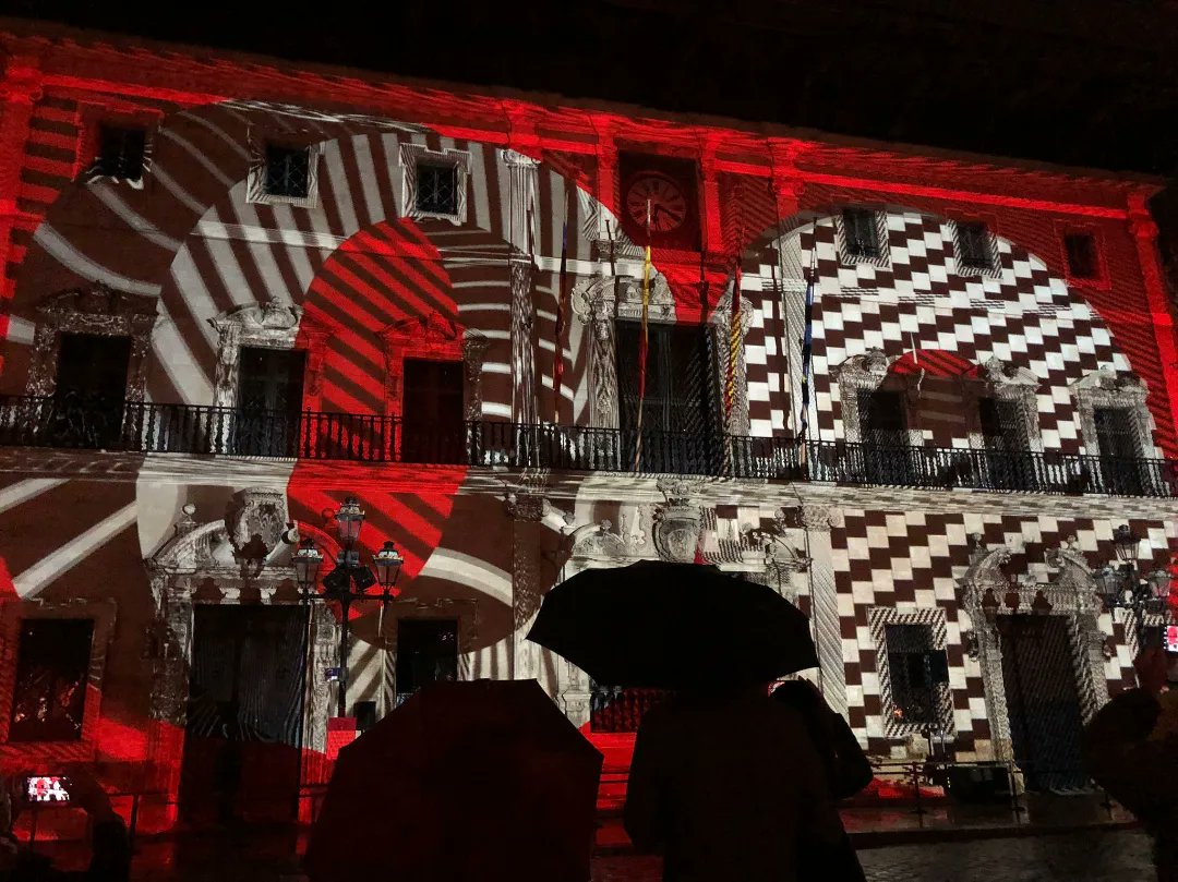 ajuntpalma's tweet photo. Màgia ✨ Música 🎼 Colors 🎨 per encetar l'encesa de llums de Nadal a ciutat #PalmaNadal2022

Una caixa de sorpreses que ens transporta a mons diferents 💭🍒⌛ ha donat vida a la façana de l'Ajuntament

🥰 No us perdeu la resta d'espectacles de llum i arts escèniques demà 19/11! https://t.co/RTYLq9sJ49
