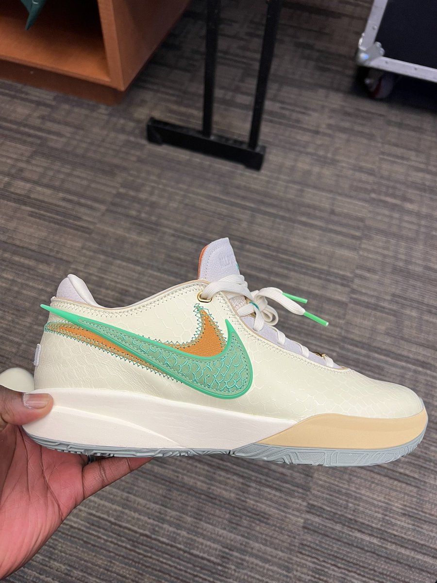 HCWillieSimmons's tweet photo. Welpโฆ Call me petty but, I know โYEEN GOT DEEZ!!!โ
#FAMULY #HeadCoachSwag #HCShoeGame #KOTD
๐๐๐ https://t.co/W9lM1hex3d