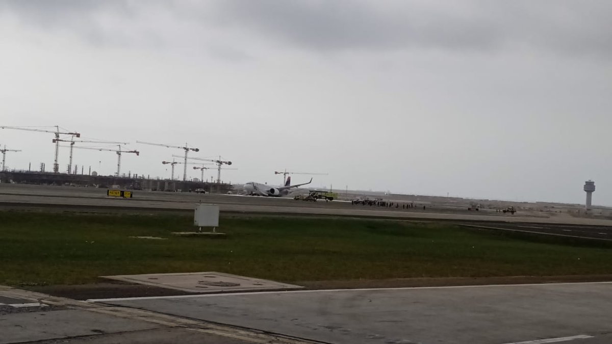 Alem_Vasquez's tweet photo. 🚨Accidente en el Aeropuerto Jorge Chavez🚨
#Jorgechavez #accidente #aeropuerto 1/4 https://t.co/UNqfJCb4QP